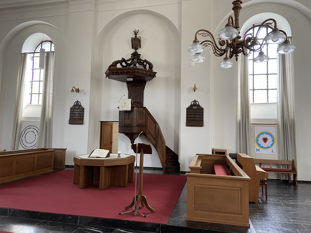 Evangelische Kirche Roetgen, Altar und Kanzel